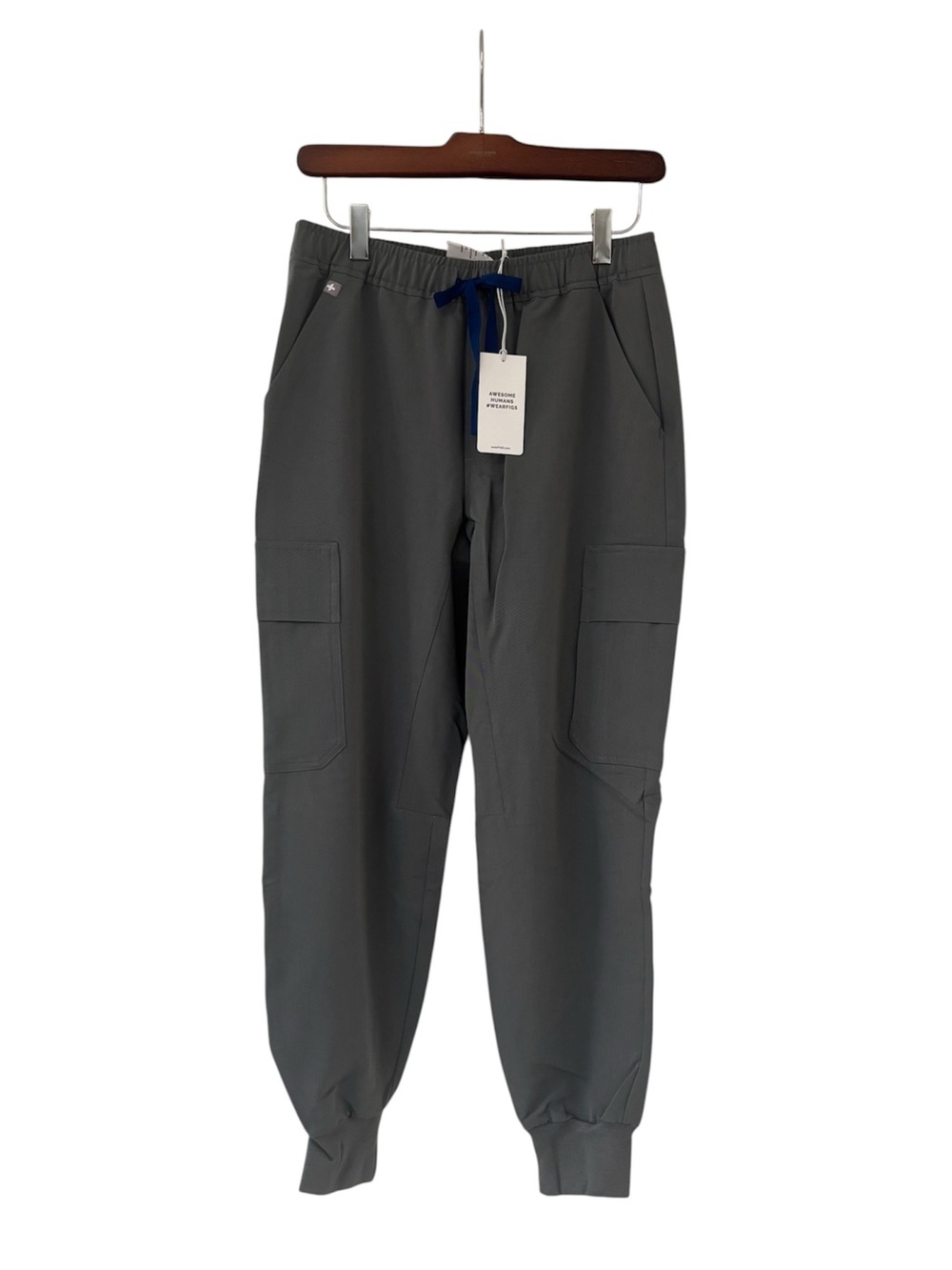 NWT FIGS Mens Classic Tansen Charcoal Cargo Joggers with Navy Drawstring - Short